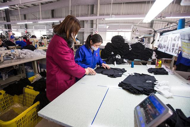 大姐組建5個班組，工人月工資可達6000元 臨時變身口罩工服裝廠復工復產紀實
